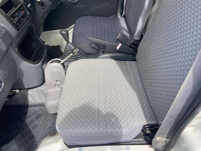 整備はその車種の不具合が発生しそうな部分を重点的に点検し、納車後本当にトラブルが発生しないように日々点検中です♪