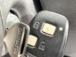 【キーレス】少し離れた場所からでもボタン一つでドアの開錠・施錠ができるのでとっても便利！ドアの鍵穴周りに傷をつけることもありません♪