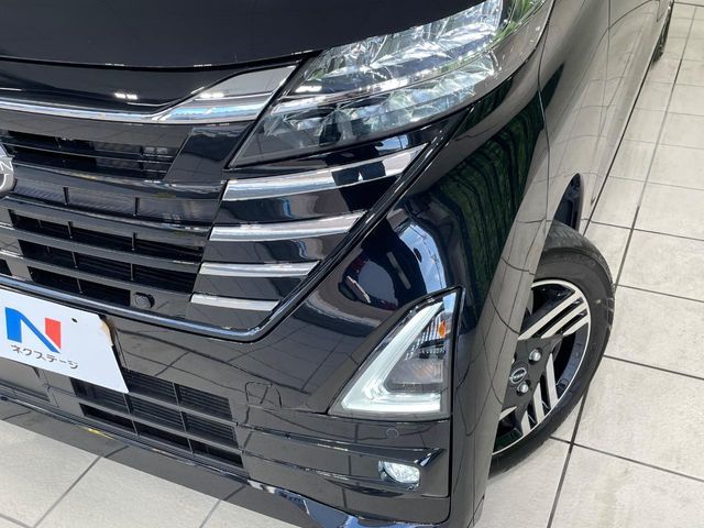 【LEDヘッドライト】悪天候や夜間走行時も良好な視界を確保し安心して運転できる高輝度LEDヘッドライトを装備！点灯速度が早く、消費電力も抑えられています。