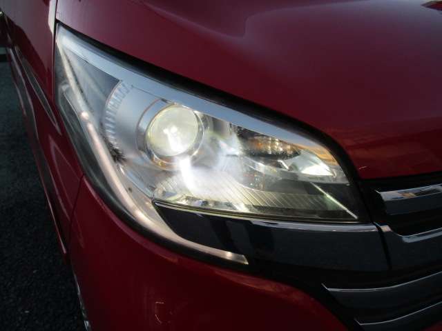 視認性にすぐれたキセノン(ディスチャージ)ヘッドライト！！夜間や雨天時の安全をサポートするだけでなく、見た目も良くて寿命も長いです☆