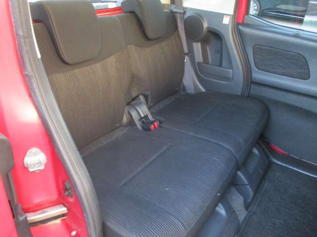 厚みのあるクッションとゆったりとした座面で快適な座り心地のリヤシート☆