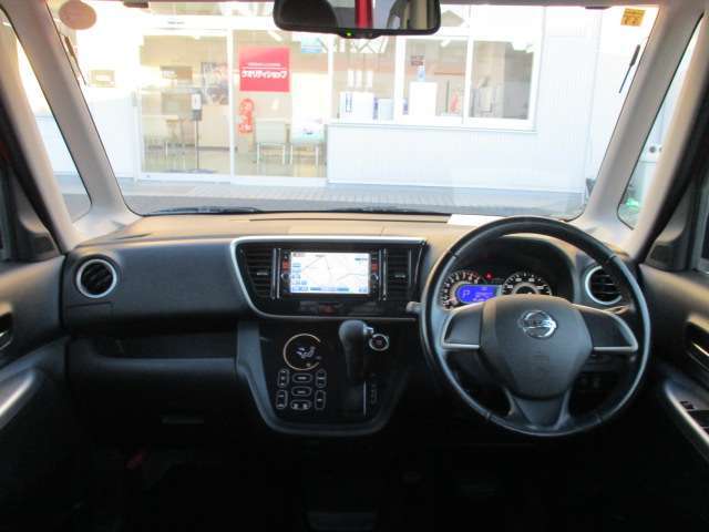 開放的で周囲が広く見渡せる運転席は車両の感覚がつかみやすくて安心安全です♪雨の日も視界良好、油膜や汚れの付着を防止するウィンドウ撥水の施工も承ります♪フロントガラスだけでなく、全ガラスに施工可能です☆