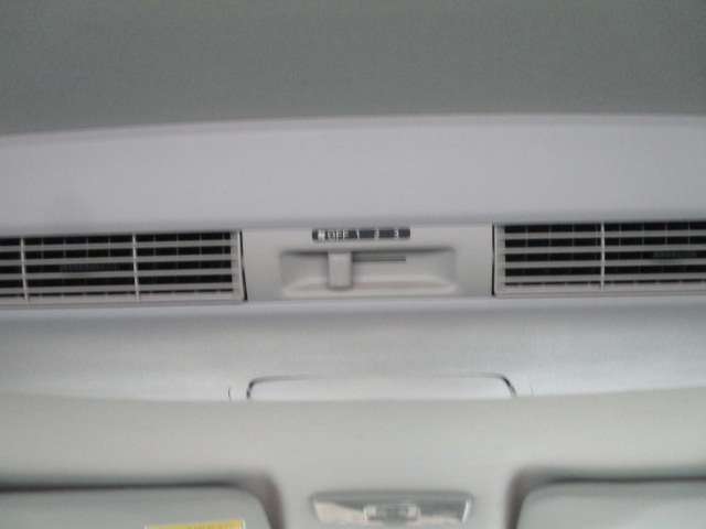 リヤシーリングファンを装備しています！！ルーフに取り付けたファンで、風を後席にも送風！効率的に淳範させることで、室内温度を均一に保ちますので、快適に過ごせます♪