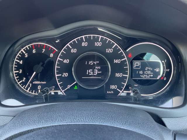 視認性の高いメーター類、安全運転に努められます。