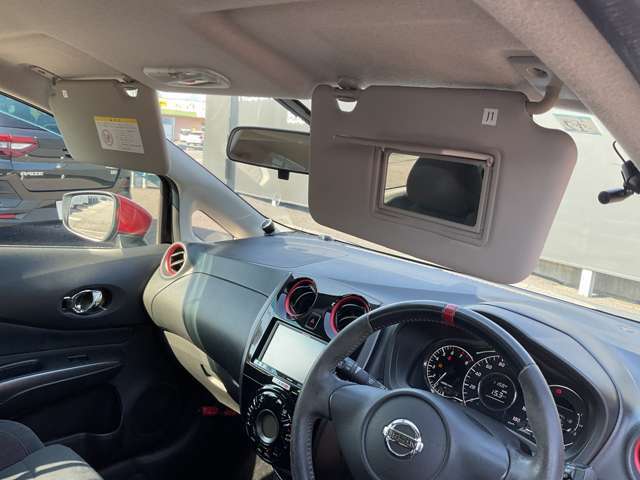 サンバイザーには便利なバニティミラーが装備されています。