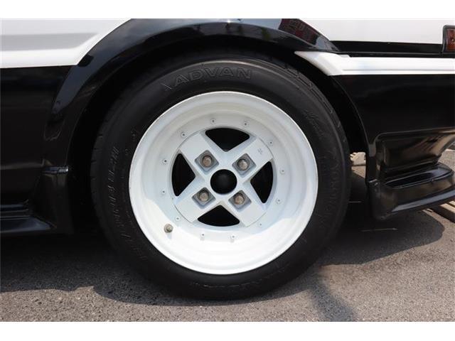 外品14インチAWです。タイヤの山は車検には通るようですがいずれ交換が必要になります。
