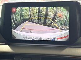 【バックカメラ】駐車時に後方がリアルタイム映像で確認できます。大型商業施設や立体駐車場での駐車時や、夜間のバック時に大活躍！運転スキルに関わらず、今や必須となった装備のひとつです！