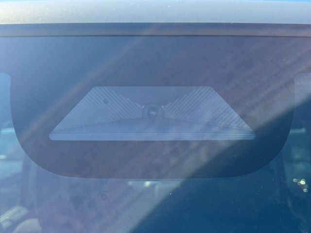 【ホンダセンシング】走行中に前方の車両等を認識し、衝突しそうな時は警報とブレーキで衝突回避と被害軽減をアシスト。より安全にドライブをお楽しみいただけます。