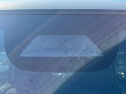 【ホンダセンシング】走行中に前方の車両等を認識し、衝突しそうな時は警報とブレーキで衝突回避と被害軽減をアシスト。より安全にドライブをお楽しみいただけます。