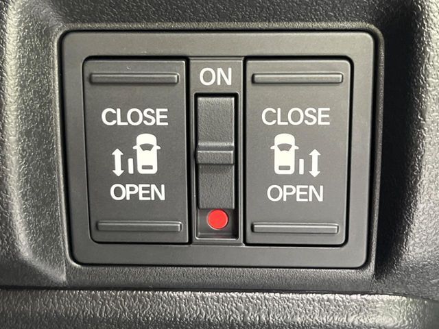 【両側パワースライドドア】スマートキーや運転席のスイッチで後席両側スライドドアの開閉が可能♪電動だから力を入れてドアを開ける必要が無く、小さなお子様でも簡単に開け閉めでき快適です♪