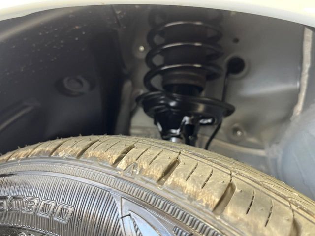 お車を安心してお乗りいただく為には、足回りの定期点検が欠かせません。サービスサポート（有償保証）では無料点検もご提供しており、安心のカーライフをお過ごしいただけるサポート体制が整っています。