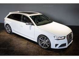 2013年にデビューしたB8型アウディRS 4アバント。このクルマを一言で表すと、飾らない実力者。普段はジェントルなワゴンとして、いざその実力を引き出せば並みいるスポーツカーを置いてけぼりにできるのだ