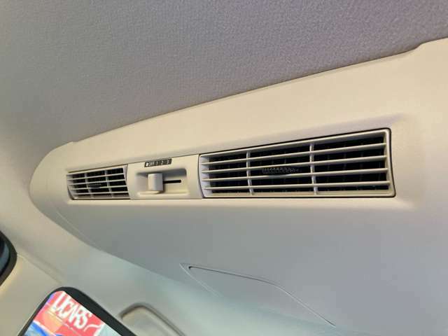 リアシーリングファンからの送風により車内の空気を循環させ、エアコンの効きにくいハイルーフの車内を快適空間に出来るのも喜ばれるポイントの一つで。
