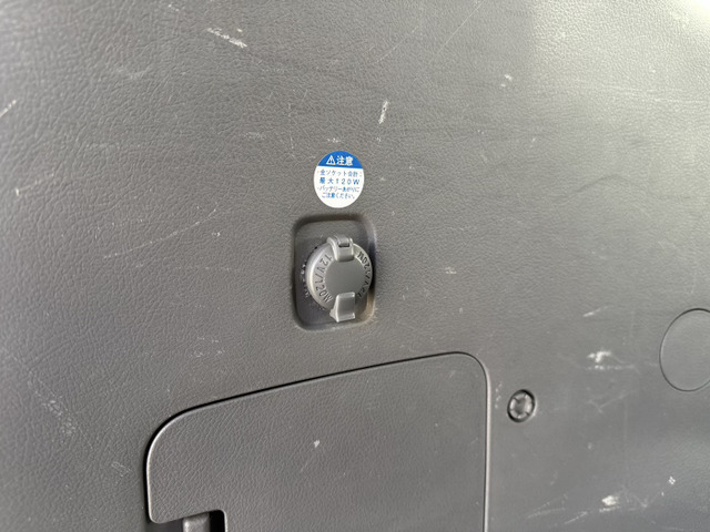 軽のキャンピングカーでは物足りない・・・。本格的なキャンピングカーを買うまでもない・・・。　そんな方にピッタリなお車です。　ファミリーカーとしてはもちろん、アウトドアも趣味も冠婚葬祭も1台でこなせます