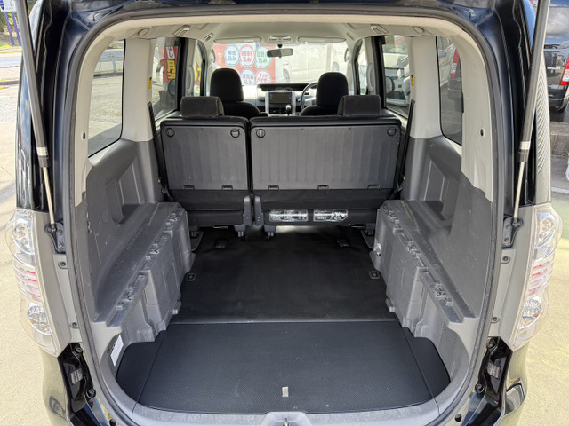 お写真でご覧の通り程度良好なお車です！ボンネットやルーフに映っている模様は雲や空の景色ですのでご安心下さい。・ベース車両は稀少グレード！　2列シート・2段トランクで広々・5人乗り仕様のグレードです！