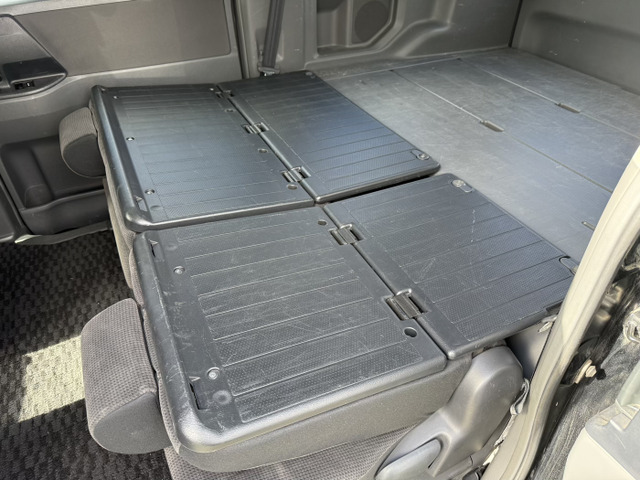 5ナンバーワゴンの年間自動車税45400円ですが、5人乗り4ナンバー小型貨物バンの場合、年間自動車税17600円で乗れちゃいます。