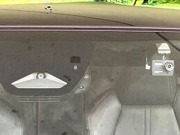 【トヨタセーフティセンス】走行中に前方の車両等を認識し、衝突しそうな時は警報とブレーキで衝突回避と被害軽減をアシスト。より安全にドライブをお楽しみいただけます。