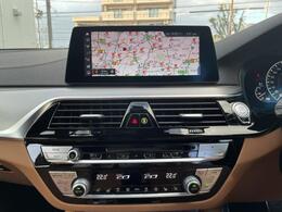 BMWのナビゲーションは操作性も良く、詳細な地図情報と交通状況を見やすく表示し、快適なドライビングをサポートしながら目的地までナビゲートします。