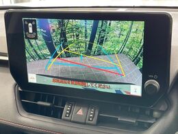 【バックカメラ】駐車時に後方がリアルタイム映像で確認できます。大型商業施設や立体駐車場での駐車時や、夜間のバック時に大活躍！運転スキルに関わらず、今や必須となった装備のひとつです！