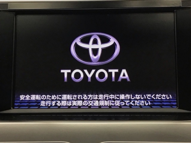 トヨタ純正メモリーナビ付きです！CD・ブルーレイ再生、ミュージックサーバー、フルセグTV視聴、Bluetooth・ミュージックプレーヤー接続可能です！