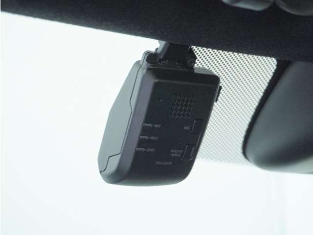◆ドライブレコーダー◆映像・音声などを記録する自動車用の装置です。　もしもの事故の際の記録はもちろん、旅行の際の思い出としてドライブの映像を楽しむことができます。