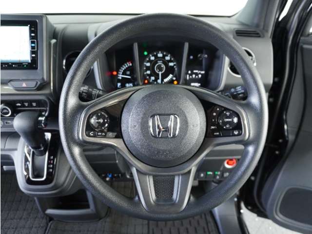 【Honda SENSING】 カメラ等装置で精度の高い検知能力を発揮、安全運転を支援します。ステアリング上のコントローラーに注目！