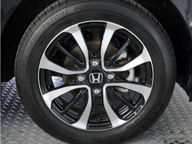 アルミホイール装着車です！これで足元まわりもおしゃれにきまります！