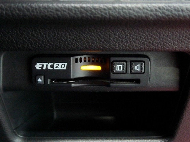 有料道路をキャッシュレスで通行できるETC車載器付きです。運転席足元に設置されています。ETCセットアップ費用は含まれておりません。別途必要となります。