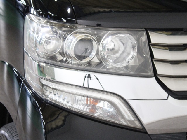 HID（ディスチャージド）ヘッドライトが明るく遠くまで照らし、夜道や雨天などでの走行をサポートします。