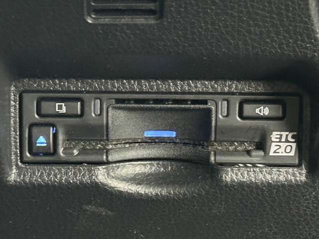 【ETC】有料道路を利用する際に料金所で停止することなく通過できる、ETC車載器（ノンストップ自動料金収受システム機器）が装備されています。セットアップを行うことで利用可能になります。