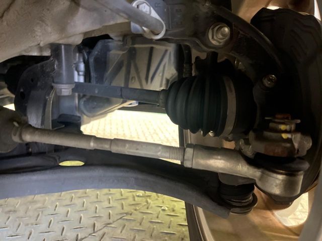 お車を安心してお乗りいただく為には、足回りの定期点検が欠かせません。サービスサポート（有償保証）では無料点検もご提供しており、安心のカーライフをお過ごしいただけるサポート体制が整っています。