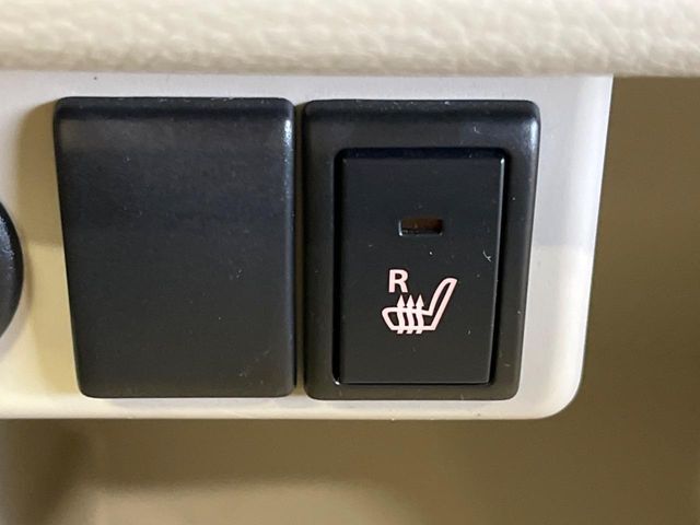 【シートヒーター】寒い日に重宝するシートヒーター！エアコンより早く温まってくれるので寒がりの人も安心ですね♪エアコンの温風は乾燥するから苦手、という方にもをおすすめです。