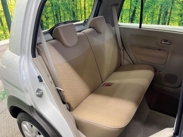 後部座席も気になるようなキズ・汚れやへたり等、大きなダメージはなく、良好な状態です。