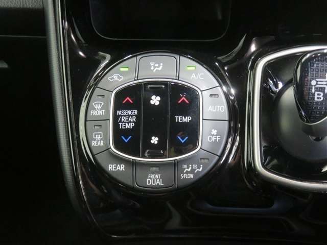 オートエアコン機能で、車内を自動的に、設定した温度に保ってくれます。