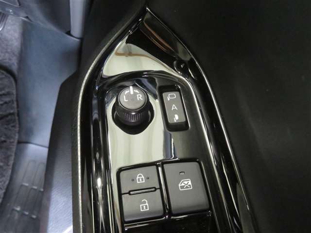 電動格納ミラー！ スイッチひとつでミラーを畳めます。