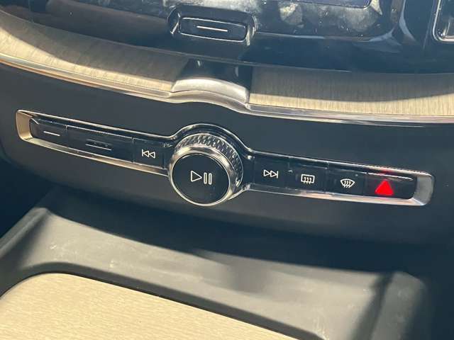 【デュアルオートエアコン】運転席と助手席のエアコン温度を別々で変えられるので助手席に乗る方への配慮ができて便利ですね♪