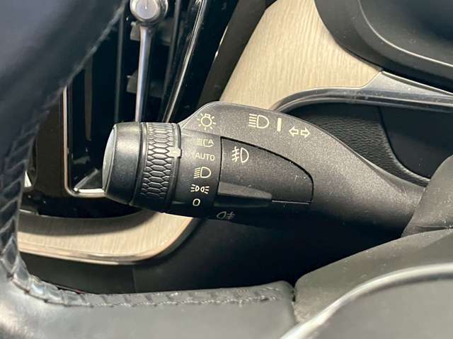【オートライト】オートライトのメリットは付け忘れや消し忘れが無くなることです。屋内駐車場やトンネルに入ったとき、特に実感できます。