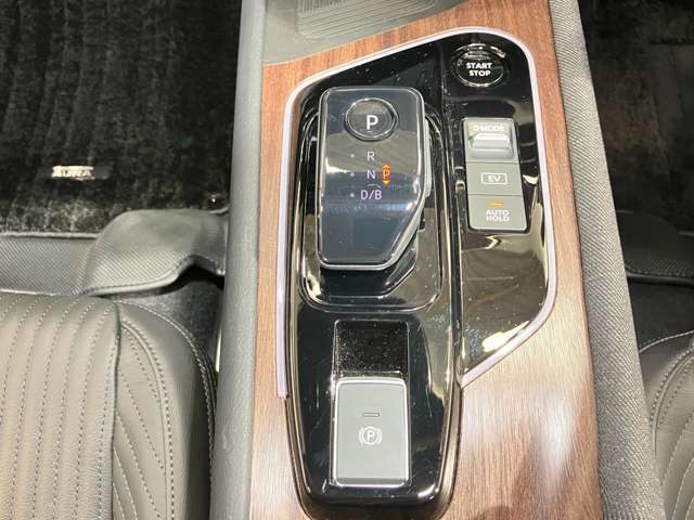 快適なドライブを叶えるため、シフトノブの周囲にモードスイッチをはじめ、プッシュパワースターターやEVモードスイッチなどを配置し、操作性を高めています。