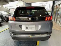 スーパーティンテッドガラス(着色ガラス)で車両が引き締まって見えます