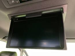 【フリップダウンモニター】大画面モニターで後席でもエンタメをお楽しみいただけます。小さなお子様にも大人気の装備です♪