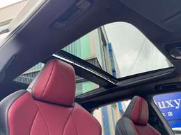 メーカーオプションのパノラマルーフが装着されることで、ルーフ全体が美しい一枚ガラスのように仕上がるため、滑らかでフラットなシルエットになり、SUVらしいスタイリッシュなフォルムがさらに際立っております！！！