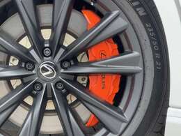 オプションのオレンジブレーキキャリパーは、車の「止まる性能」を支える重要なパーツでありながら、近年ではデザイン面でも注目される存在☆彡キャリパーは、制動力が高く、連続したブレーキングでも安定を実現☆彡