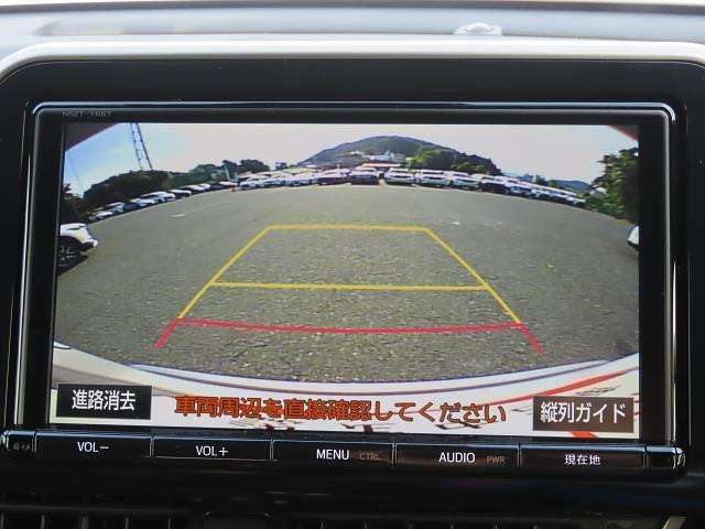 バックモニター付きでガイドラインがモニターに表示され、車庫入れや縦列駐車などの際に役立ちます！