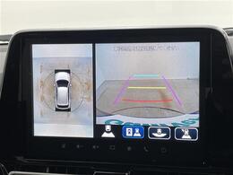 【全方位モニター】まるでクルマを真上から見下ろしたかのような視点で駐車をサポートします！クルマの斜め後ろや真横など、前後左右の4つのカメラの映像が合成されて、モニターに映し出されます。