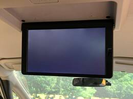 【フリップダウンモニター】大画面モニターで後席でもエンタメをお楽しみいただけます。小さなお子様にも大人気の装備です♪