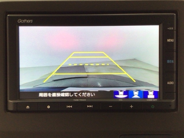 【バックカメラ】運転が苦手な方も車庫入れラクラクです！ギアをリバースに入れれば自動的に切り換わりますので、面倒な操作は不要です♪狭い駐車場もお車を傷つけず安心ですね！
