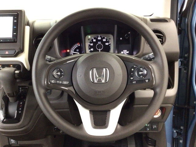 【ハンドル】運転にかかわる様々な操作を安全に行えるように視点移動が少なく操作性に配慮されたスイッチ類が凝縮されたコックピットです。