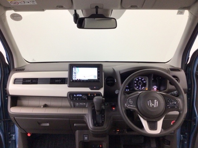 【前方視界】開放的な前方視界！運転がしやすく疲れにくいです♪窓が大きく、見通しがとっても良いおクルマですよ♪