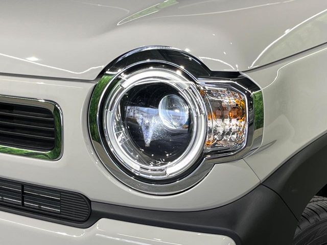 【LEDヘッドライト】悪天候や夜間走行時も良好な視界を確保し安心して運転できる高輝度LEDヘッドライトを装備！点灯速度が早く、消費電力も抑えられています。