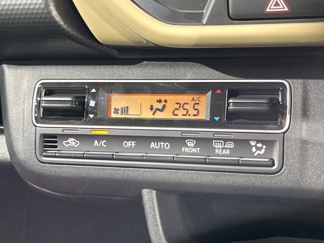 【オートエアコン】一度お好みの温度に設定すれば、車内の温度を検知し風量や温度を自動で調整。暑い…寒い…と何度もスイッチ操作をする必要はありません。快適な車内空間には必須の機能ですね♪